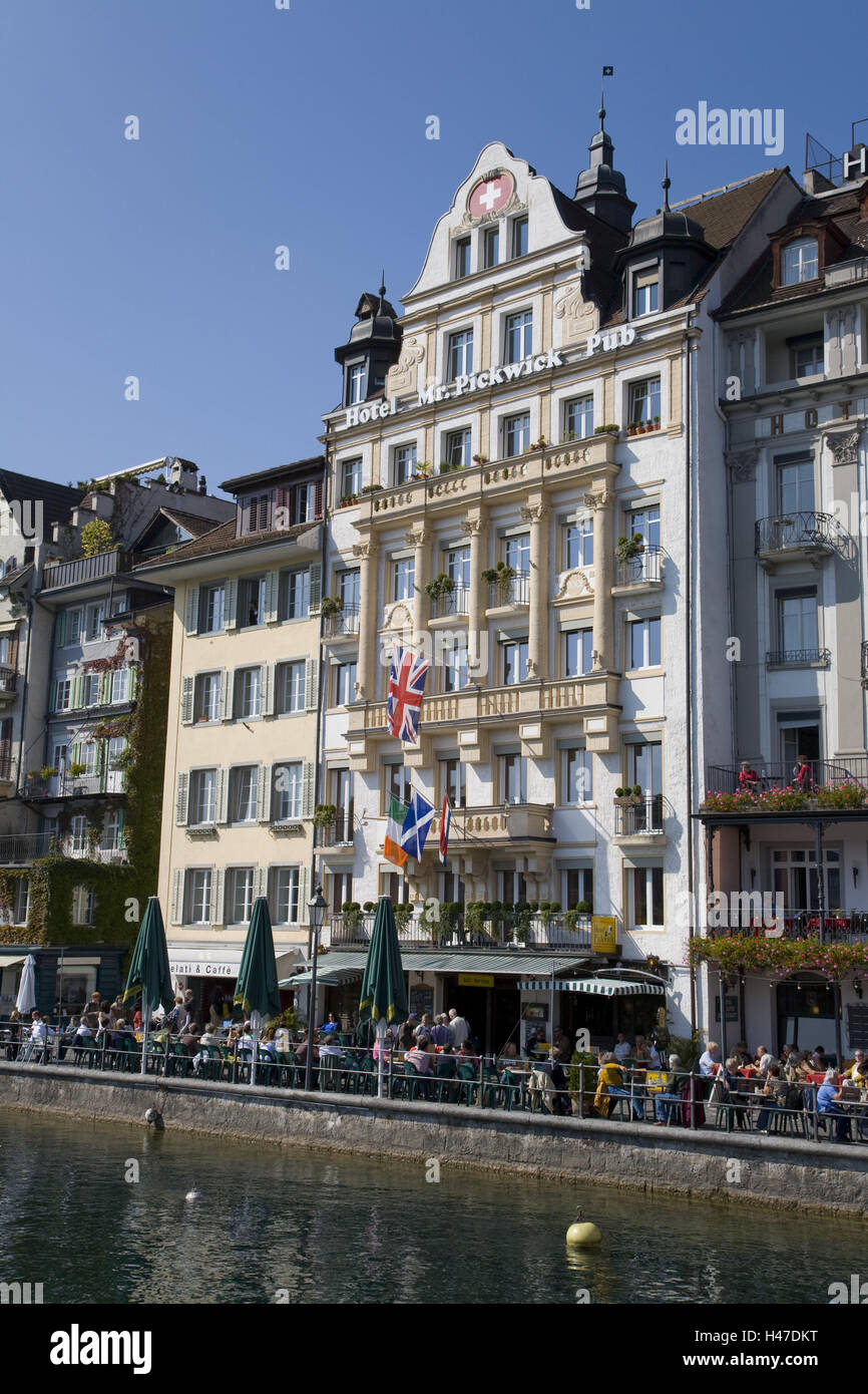 La Suisse, Lucerne, rivière shoemaker, banque, promenade, hotel, pub 'Mr. Pickwick', touristiques, le modèle ne libération, aucun des biens, de la ville, terrasse, construction, maisons, le tourisme, l'architecture, bâtiment de l'hôtel, restaurant, gastronomie, personne, à l'extérieur, Riverside, port, promenade, street bar, façade de maison, façade, Banque D'Images