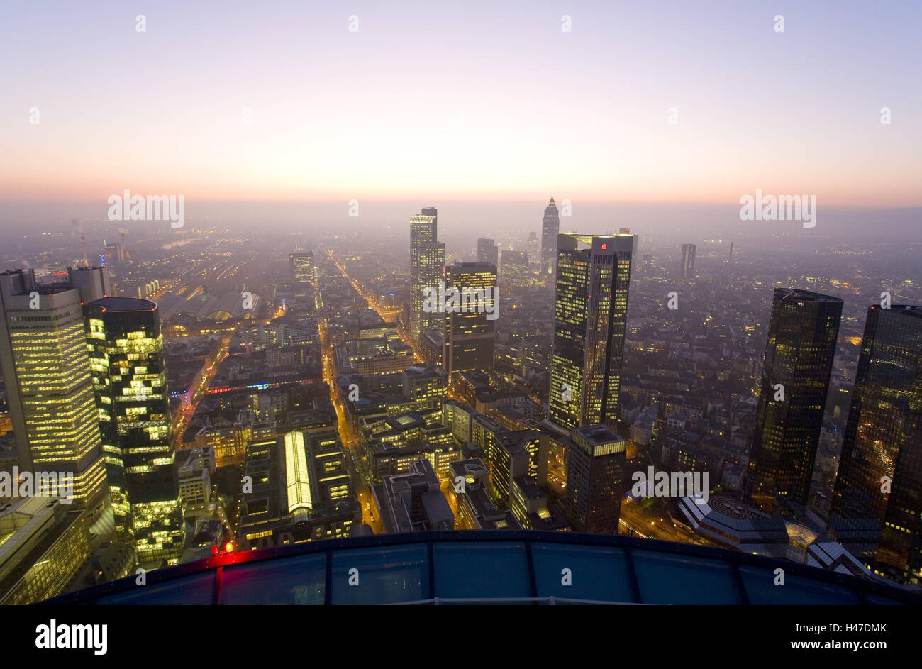 Allemagne, Hesse, Francfort sur le Main, vue sur la ville, l'éclairage, lumière du soir, le tourisme, l'architecture, de la ville haute, s'élève, sommaire, Banque mondiale, Banque mondiale quatrième, panorama, ciel, ville, horizon, Metropolis, contrejour, coucher du soleil, Banque D'Images