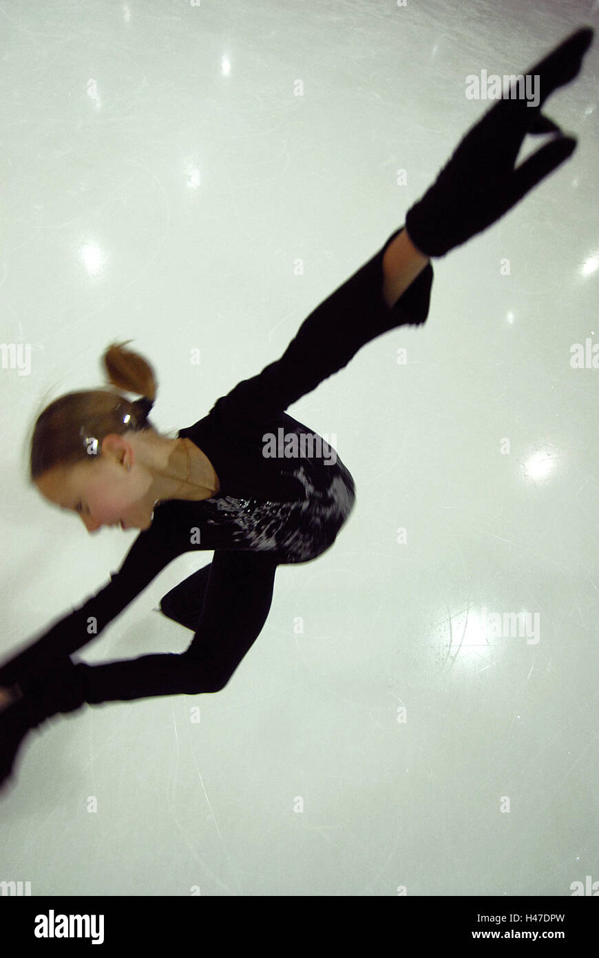 La patineuse artistique, posent, détail, flou, le modèle ne libération, personne, enfant, jeune fille, sportive, sport, sports d'hiver, le patinage artistique, la figure, la formation, la couverture de glace, froid, l'hiver, le patinage, le bras, les passages de haut niveau, flou de mouvement, Banque D'Images