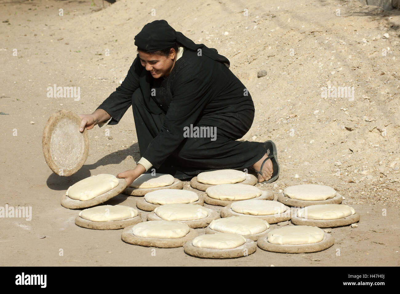 L'Egypte, la femme à la chaussure du pain dans le village copte Garagos au  nord de Louxor Photo Stock - Alamy