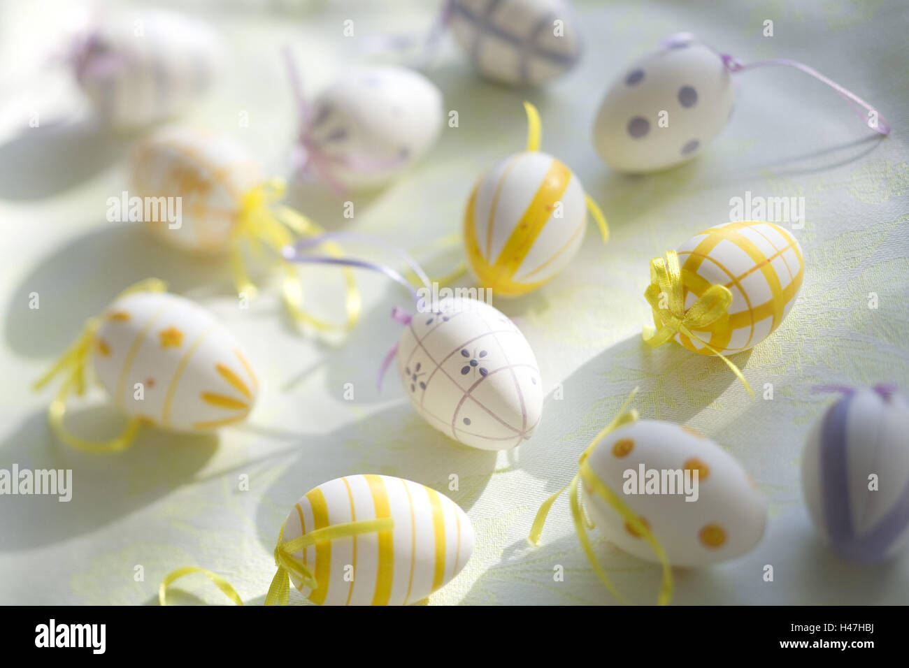 Les oeufs de Pâques blanc mauve et jaune peint sur le tableau vert pâle, caps Banque D'Images