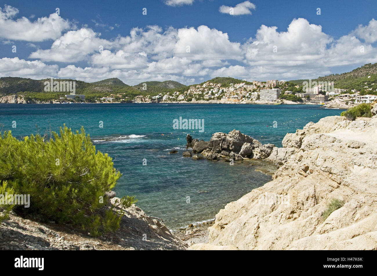 L'Espagne, les îles Baléares, Majorque, Cala Fornells, Paguera, hôtels, maisons d'habitation, de roche, de la côte Banque D'Images