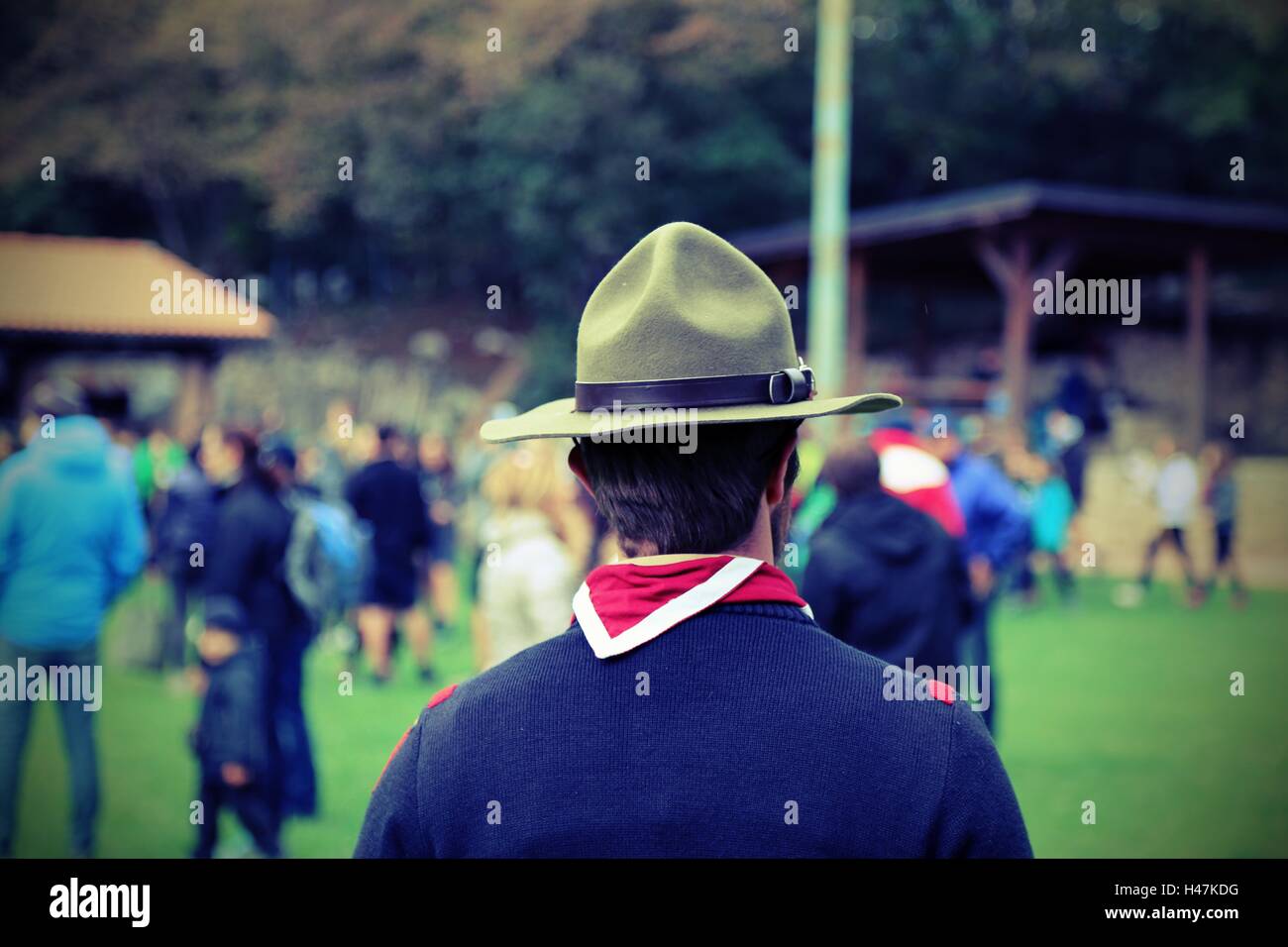 Chef scout à la réunion de jeunes gens en uniforme avec bonnet et écharpe  rouge et blanc Photo Stock - Alamy