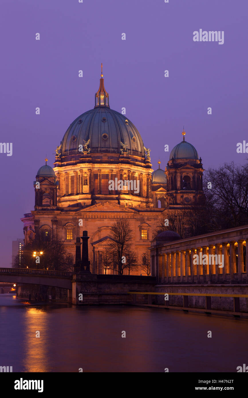 Berlin, l'île aux musées, patrimoine mondial de l'UNESCO, la cathédrale de Berlin, crépuscule, Banque D'Images