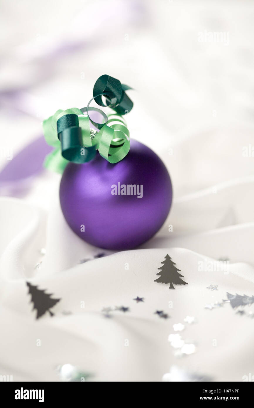 Arbre de Noël mauve sur fond blanc, de sphère Banque D'Images