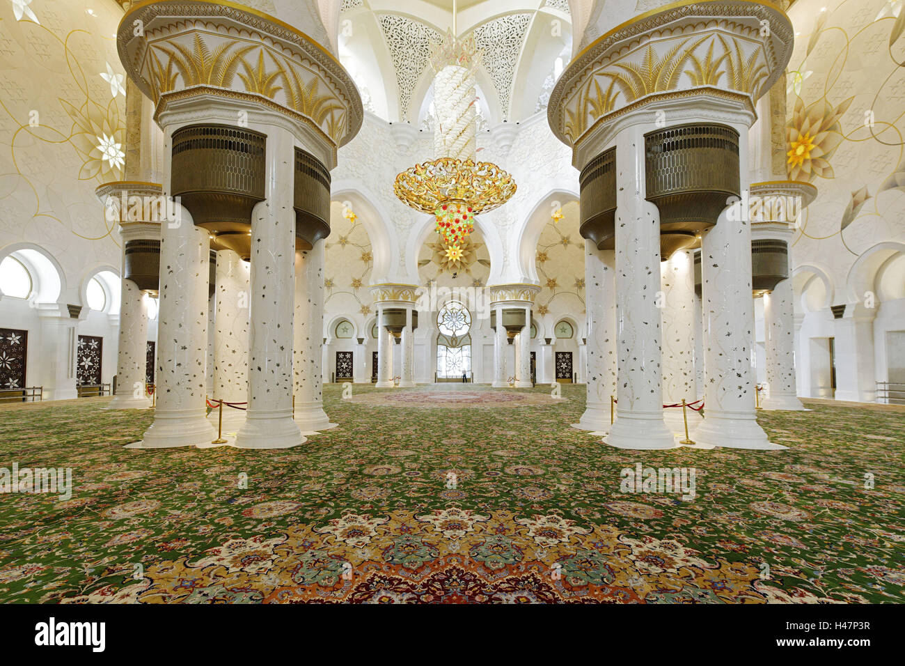 Chandelier en salle de prière, Cheikh Zayed Bin Sultan Al Nahyan Moschee, troisième plus grande mosquée du monde, Al Maqtaa Émirat, Abu Dhabi, Émirats arabes unis, Banque D'Images