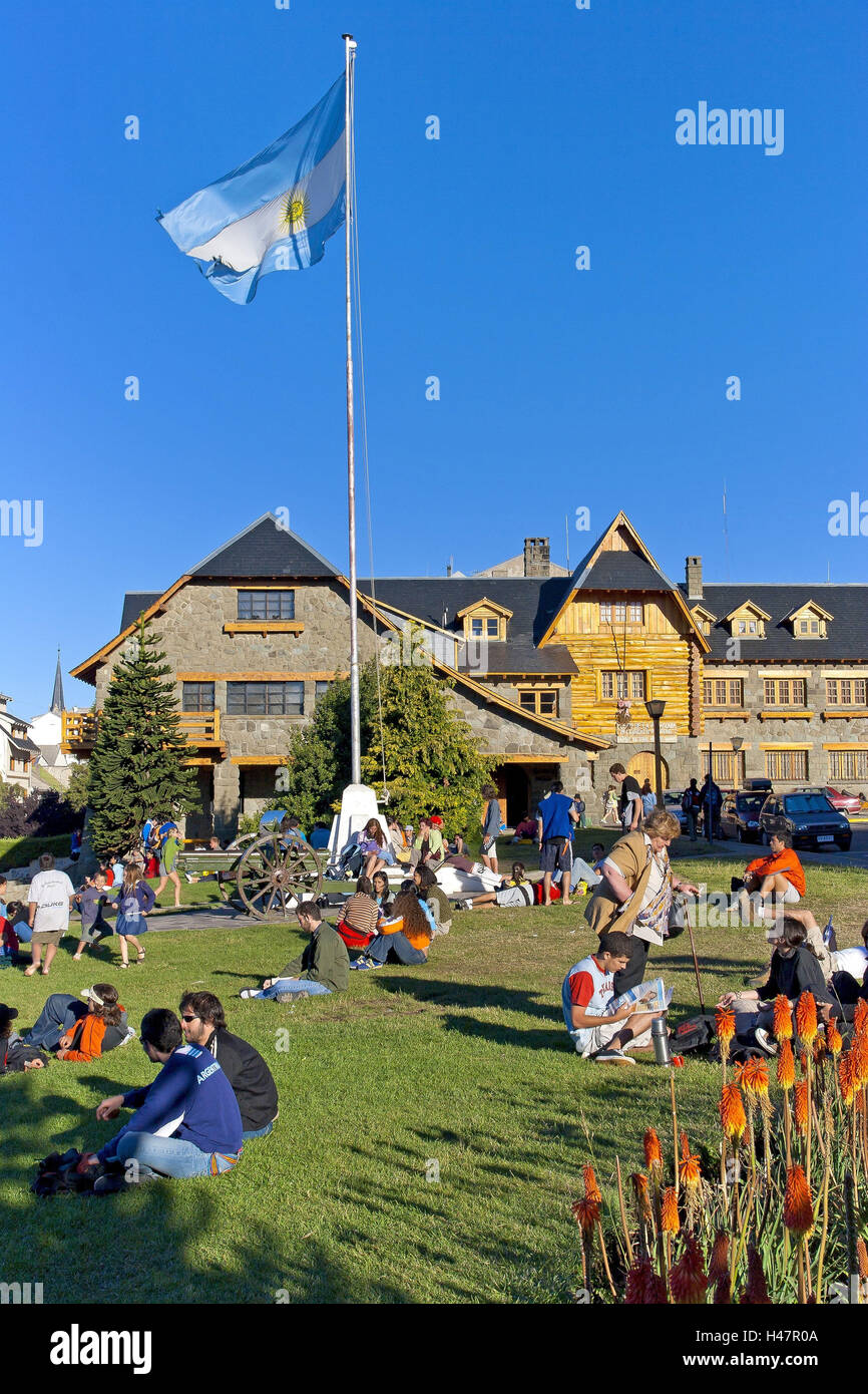 L'Argentine, Patagonie, Bariloche, Centro Civico, lac Lago Nahuel Huapi, promenade, tourisme, banque, lumière du soir, drapeau national, Banque D'Images