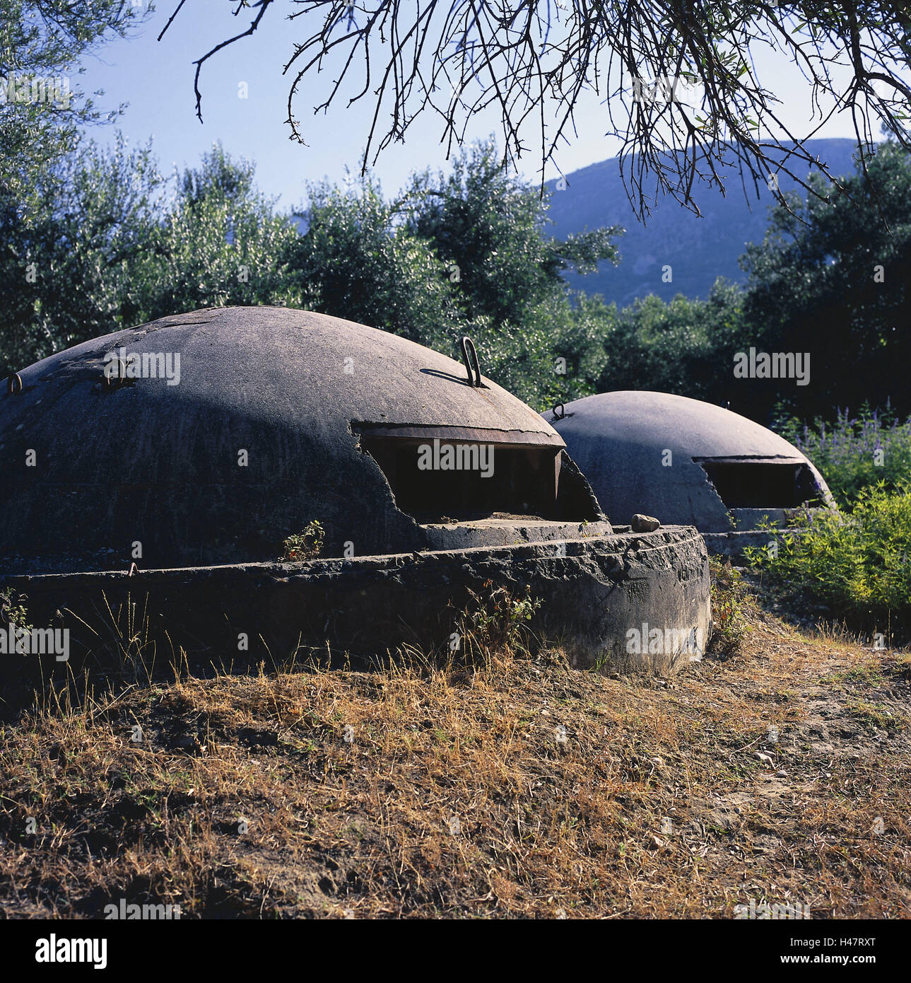 L'Albanie, Himara, paysage de montagne, bunker, péninsule des Balkans, montagnes, paysage, bois, bunker, de protection des végétaux de protection, la destination, le tourisme, l'icône, l'armée, la guerre, la protection, la sécurité, Banque D'Images