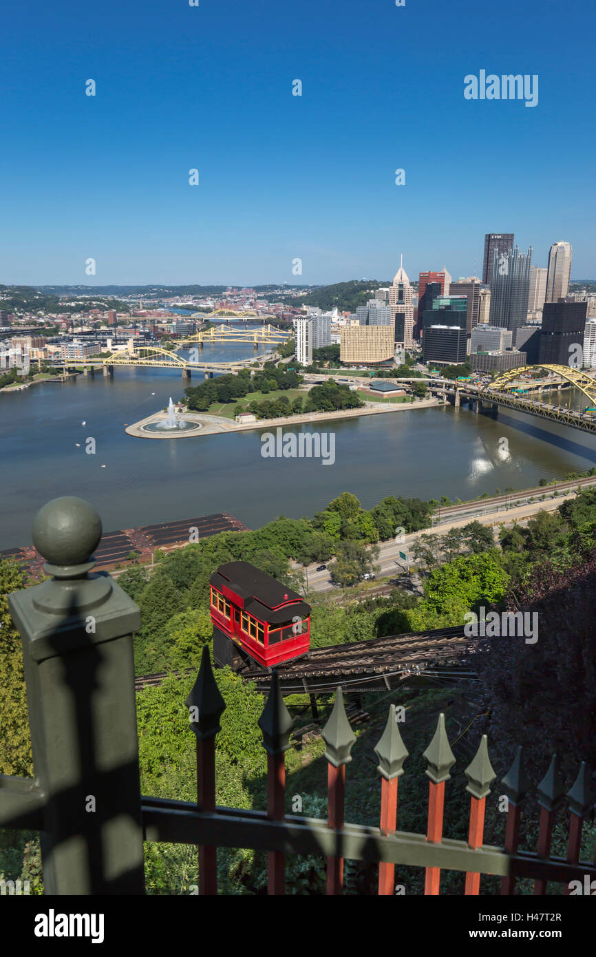 DUQUESNE INCLINE TÉLÉPHÉRIQUE Rouge (© HAUTEURS DUQUESNE INCLINE PRESERVATION SOCIETY 1964) PITTSBURGH SKYLINE NEW YORK USA Banque D'Images