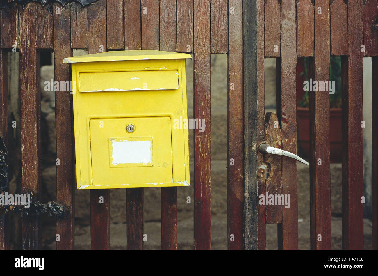 Objectif Le jardin, boîte aux lettres, jaune, clôture, objectif, porte, boîte aux lettres, courrier, à deux pas de la poste, boîte aux lettres, mail, icône, la correspondance, le trafic postal, la communication, la vie, la maison, Banque D'Images