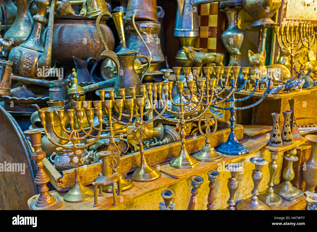 La menorah est sept-lampe (6 branches) l'Hébreu ancien chandelier, aujourd'hui très utilisé en tant que symbole et souvenir d'Israël, Jerusal Banque D'Images