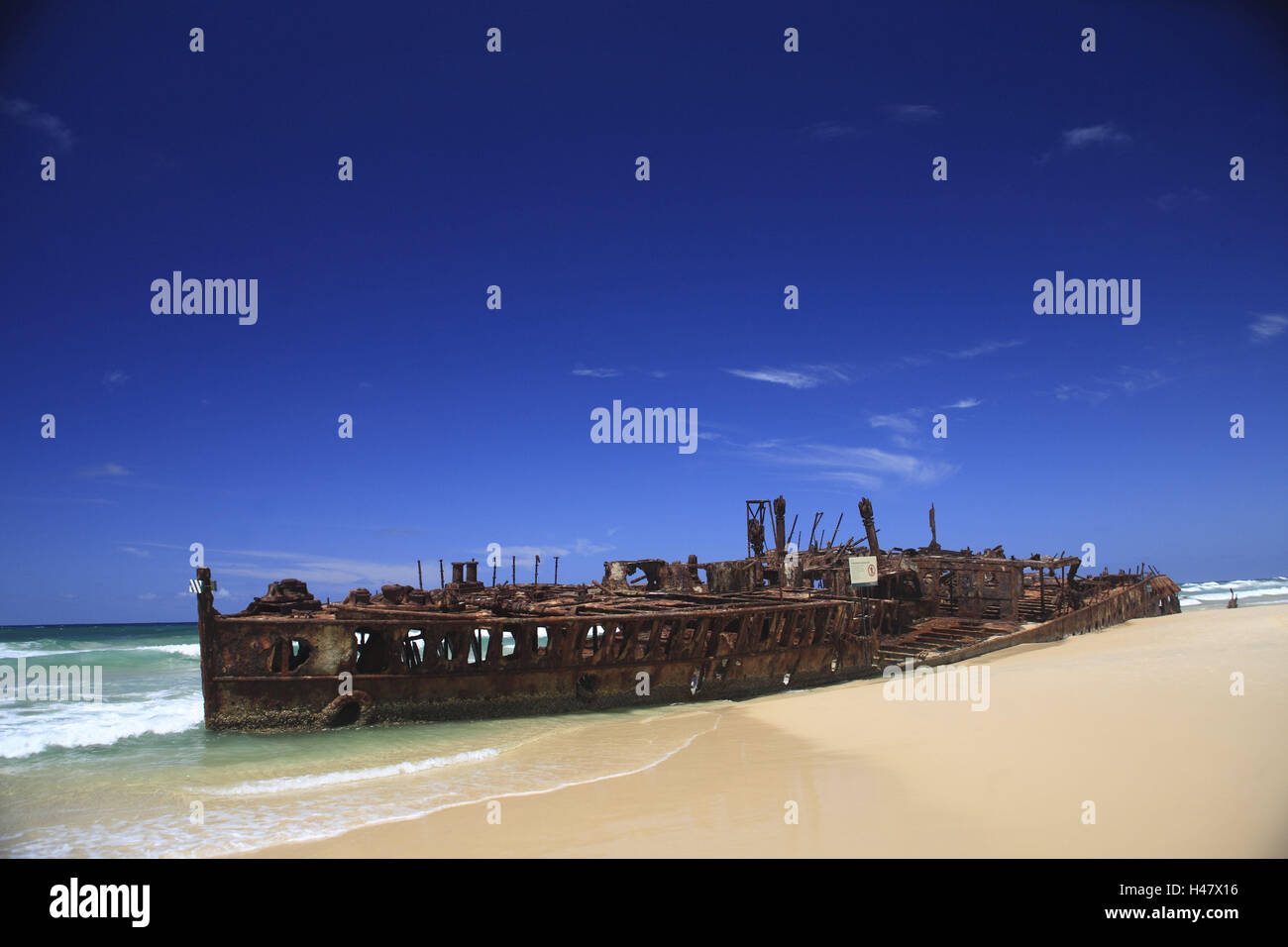 L'Australie, Fraser Island, plage, épave, la destination, le lieu d'intérêts, épave, navire, demeure, paquebot de ligne, island, rouille, rouille, côte, mer, plage de sable, mer, océan, brin, cassée, l'expiration, l'transitoriness, quitté, solitude, déserte, le ciel, bleu, l'espace de copie, Banque D'Images