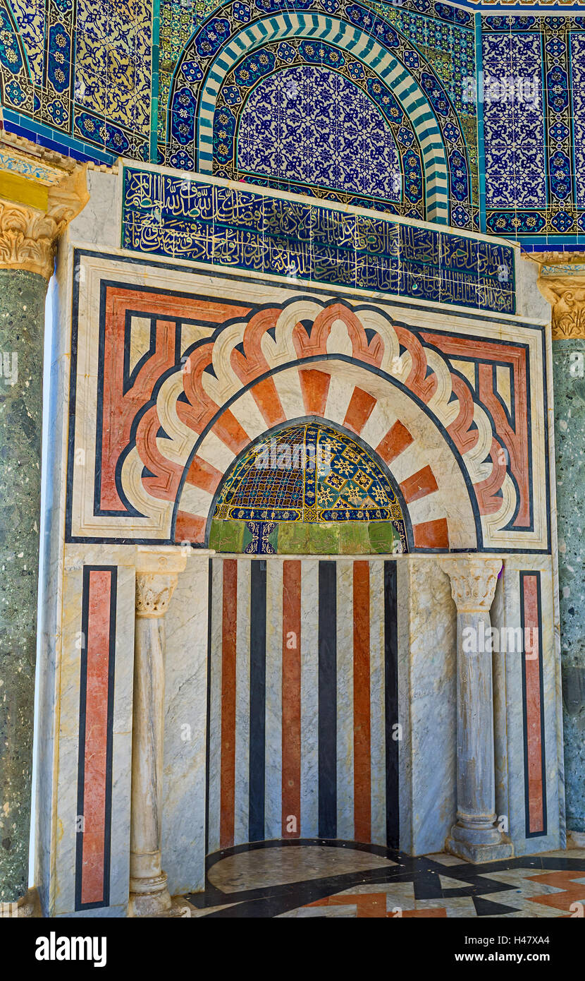 La pittoresque en pierre colorée mihrab en plein air Dôme de la chaîne décoré de motifs colorés, Jérusalem, Israël Banque D'Images