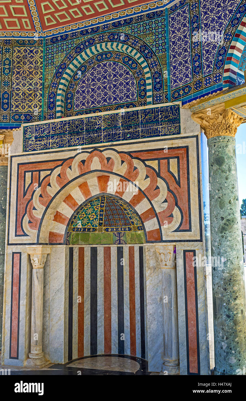 Le mihrab en pierre dans le Dôme de la chaîne richement décorés de pierres, tuiles vernissées et peintures, Jérusalem, Israël Banque D'Images