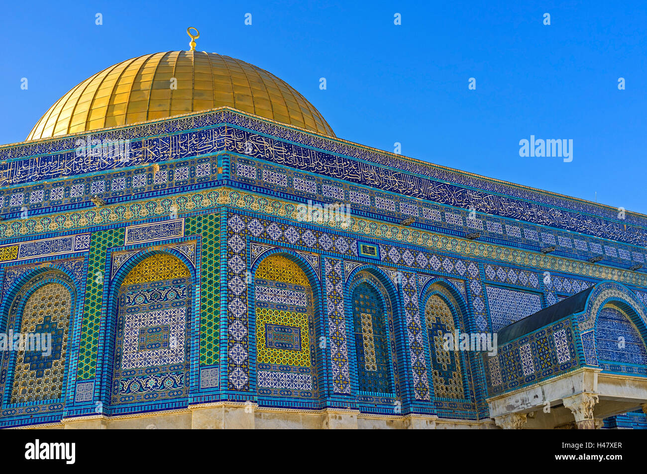 Le dôme du Rocher décoré de carreaux colorés, couverts de motifs géométriques et de la calligraphie coranique islamique Banque D'Images
