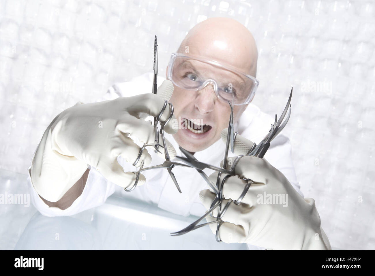 Chercheur scientifique, laboratoire, ciseaux, bornes de raccordement, nombre énorme, attente, lecture faciale, furie, de menace, de la recherche, de la science, de la pharmacologie, de la médecine, personne, homme, chercheur, médecin, chirurgien, médecin, glatzköpfig, tête chauve, lunettes de sécurité, table, s'asseoir, se déplace, sauvagement, spin, l'agression, l'hystérie, freak out, criez, gants, gants de protection, les instruments, chirurgicalement, conception, portrait, intérieur, couleur blanc, couleur, l'humeur Banque D'Images