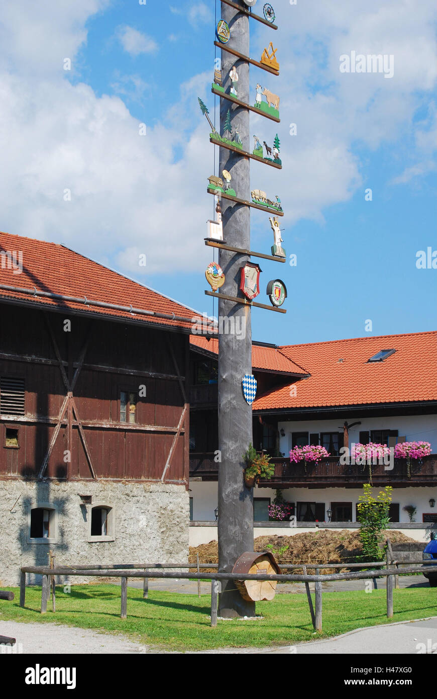 L'Allemagne, la Haute-Bavière, Krün, fermes, maypole, détail, Allemagne du Sud, maisons d'habitation, de Werdenfels, maisons, fermes, le coffre de guilde, signes, signes, panneaux en bois, les personnages, les gens, les travailleurs, les professions, métiers, blason de guilde, la coutume, les traditions, la tradition, en bavarois, point d'intérêt, mois, mai, icône Banque D'Images