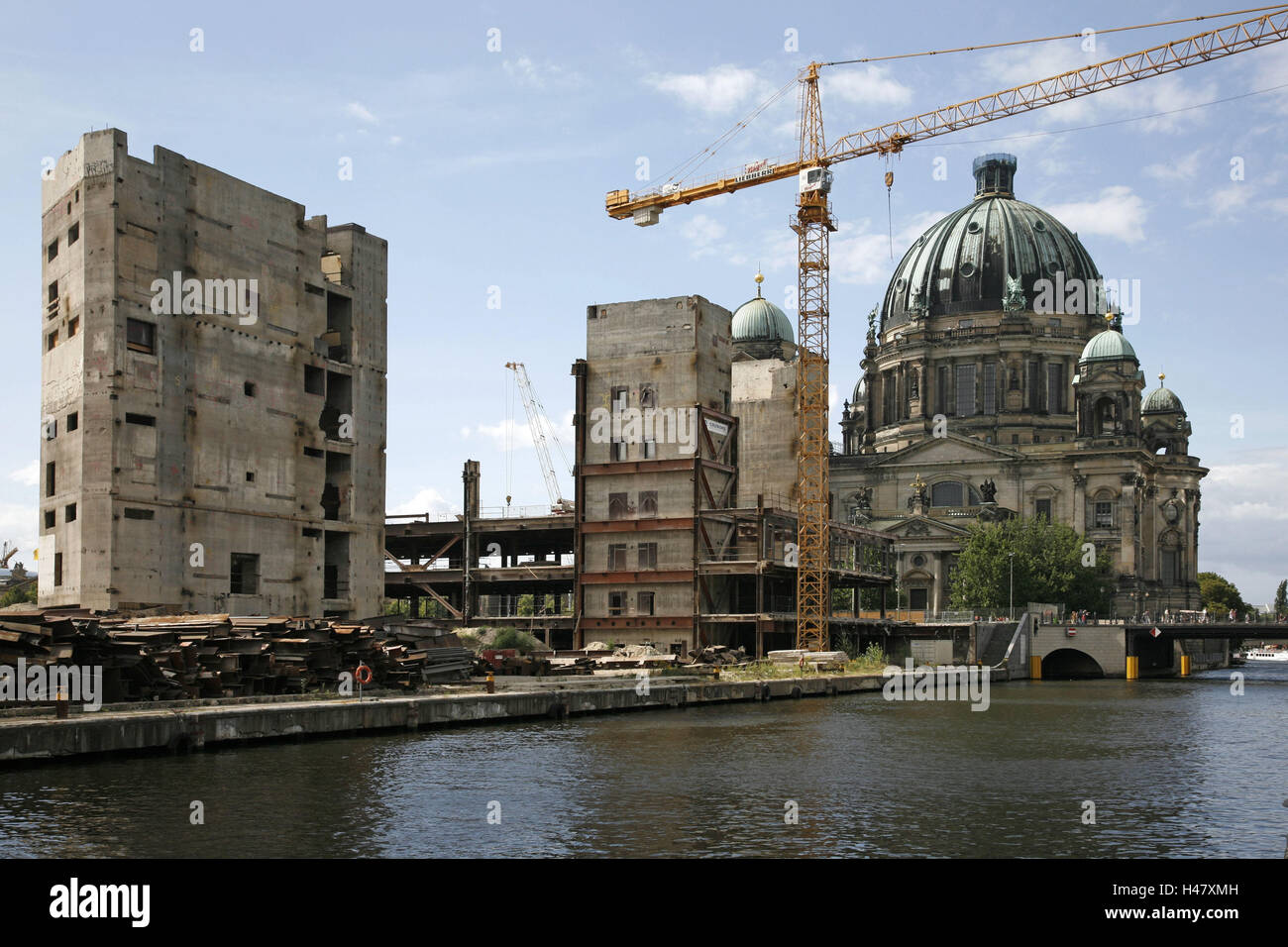 Allemagne, Berlin, Palais de la République, la démolition, l'enlèvement, ruine, grue, la cathédrale de Berlin, la Spree, l'Europe, ville, capitale, de l'histoire, l'allemand, la division, la RDA, point d'intérêt, attraction touristique, futur, passé, la restauration, sélective, Riverside Church Banque D'Images