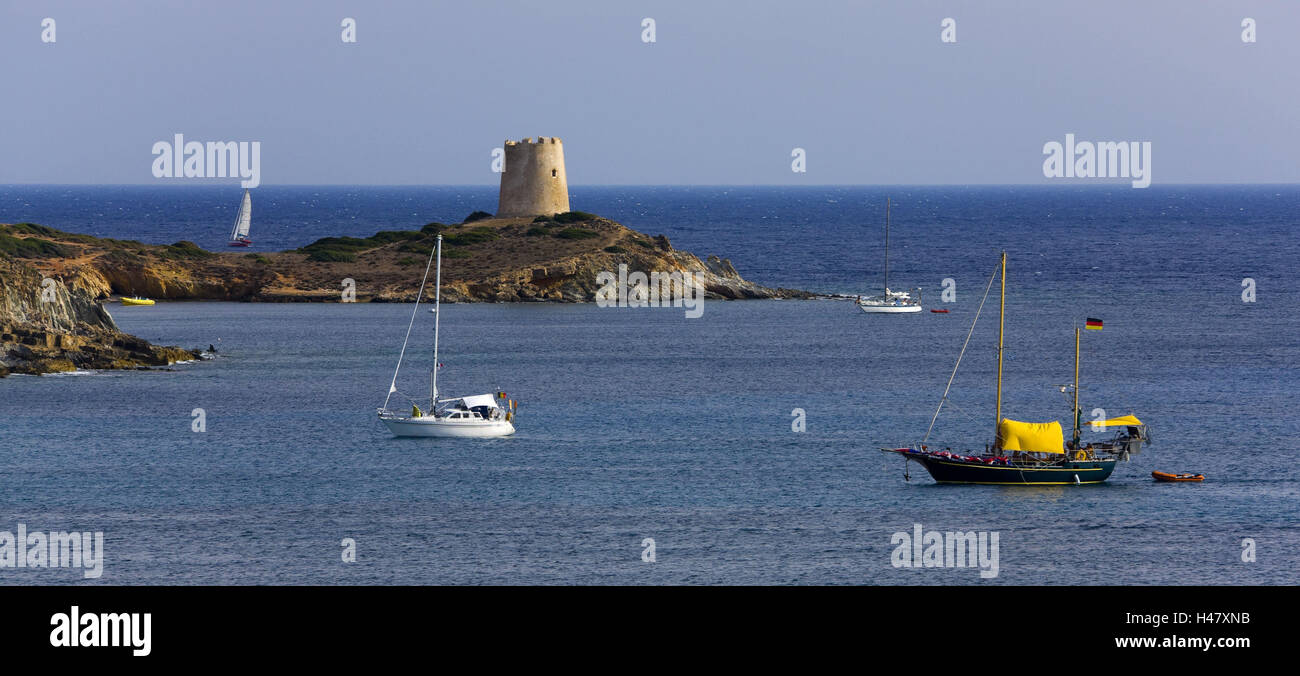 Italie, Sardaigne, Costa del décoction, tour, voiliers, mer, Europe, Sud, Europe, île, littoral, paysage, la baie, la côte de la bile, paysages côtiers, côte sud, paysages, Madonna, rock, point d'intérêt, de l'expiration, demeure, vieille, structure, historiquement, des bottes, des navires, tour de guet, tour militaire, Sarazenenturm, plaisancier, anchor, la mer Méditerranée, Banque D'Images