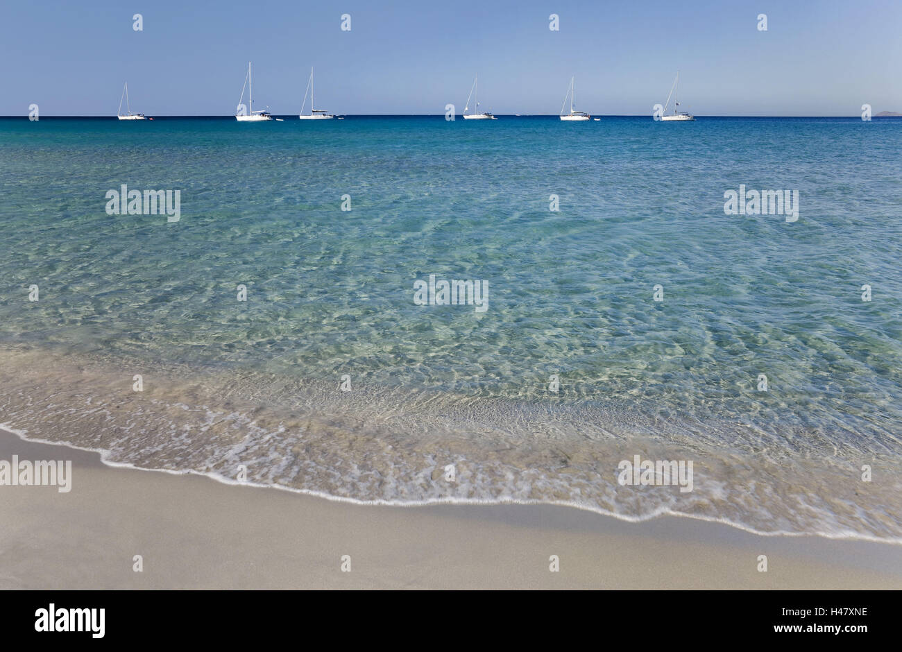 Italie, Sardaigne, Port Pino, côte, mer, voiliers, Europe, Sud, Europe, island, plage de sable, côte sud-ouest, plage, plage de sable fin, les bottes, les bateaux à voile, voiliers, yachts, voile, navigation, mouillage, l'humeur de la couleur, la couleur turquoise, hobby, voile, personne, la mer Méditerranée, la largeur, la distance, l'attente, vacances, voyage, horizon, BT, Banque D'Images