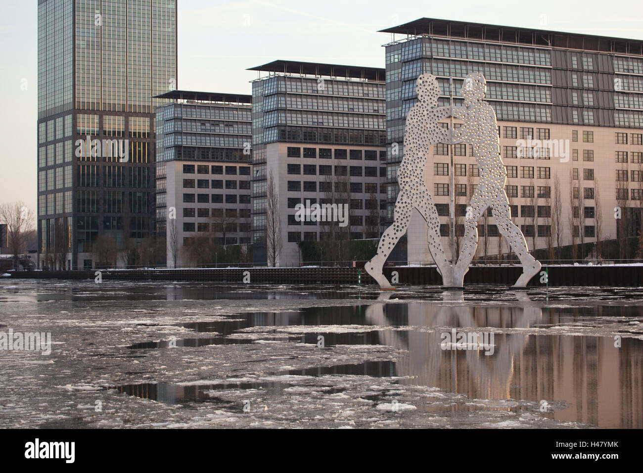 Allemagne, Berlin, la Spree, la sculpture 'hommes' olecule, symbolisant l'union des trois districts de la ville, le quartier de Kreuzberg, Friedrichshain, Banque D'Images