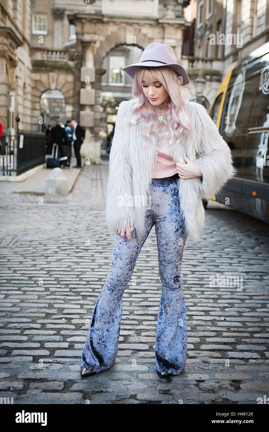 Londres - le 18 février 2014 : Modèle pose pour les photographes à l'extérieur de Somerset House lors de la London Fashion week Banque D'Images