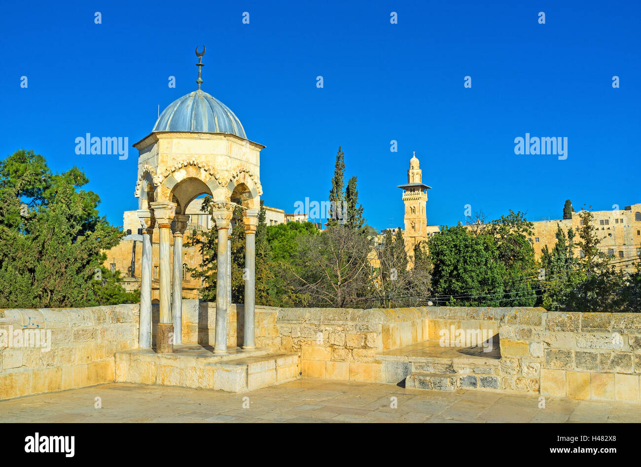 Le dôme de St George avec le haut Ghawanima minaret sur l'arrière-plan, Jérusalem, Israël. Banque D'Images
