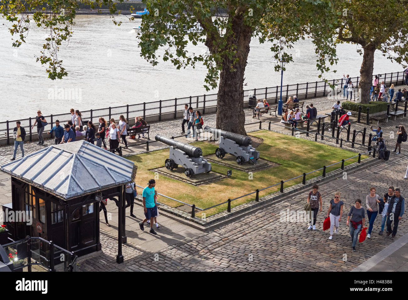 Les touristes à la Tour de Londres, Londres Angleterre Royaume-Uni UK Banque D'Images