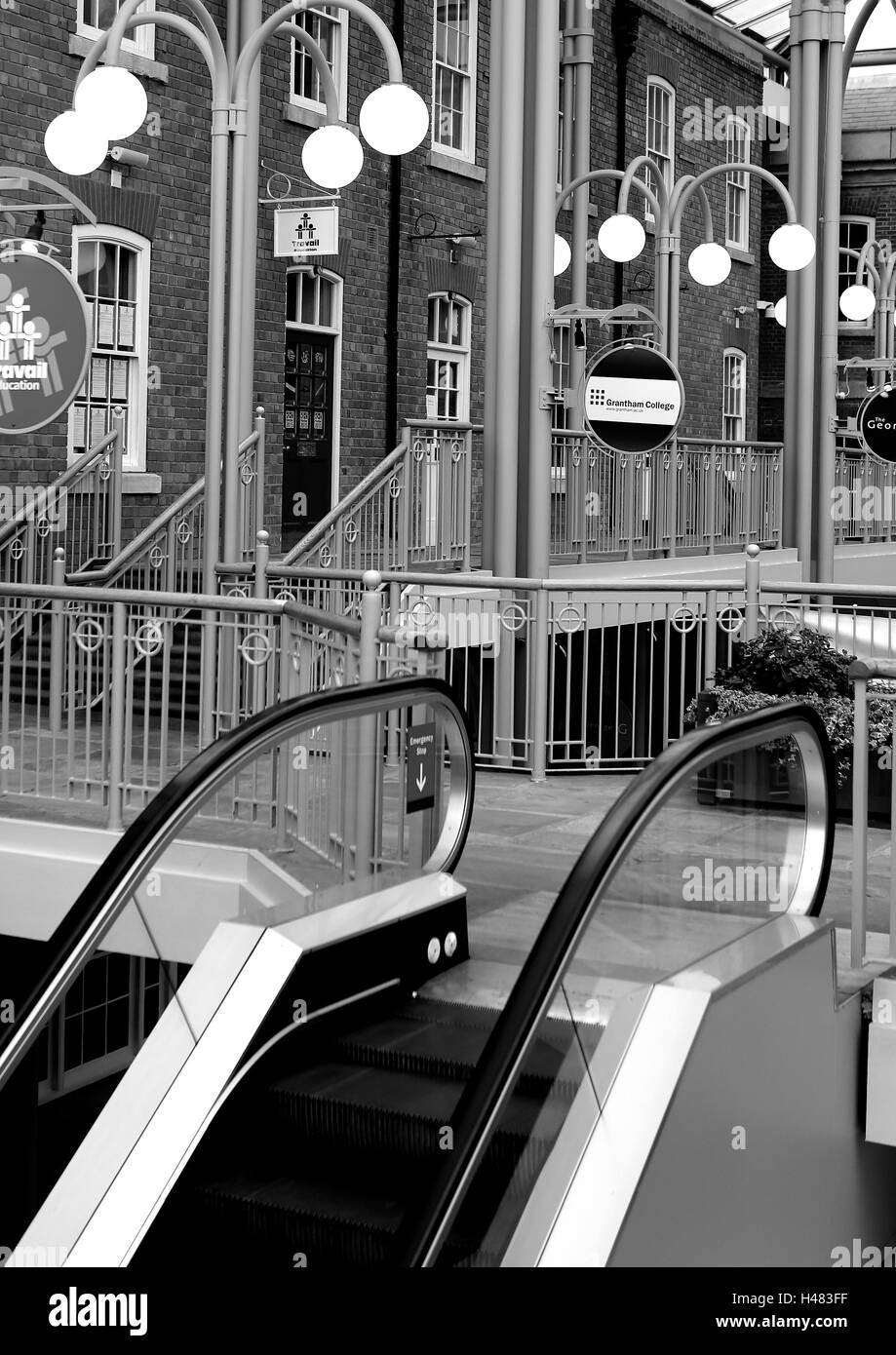 Image en noir et blanc d'escalator dans centre commercial avec la structure du toit et rond Banque D'Images