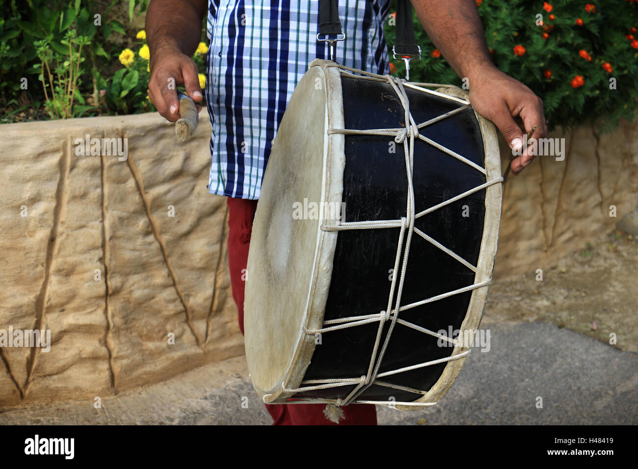 Un instrument à percussion musicale arabe utilisé traditionnellement pour Dabke danse. Banque D'Images