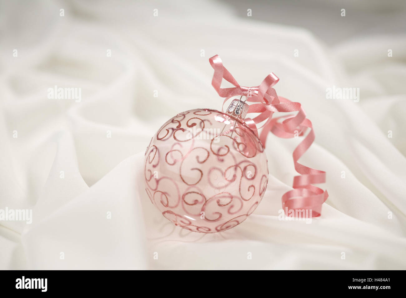 Rose sur fond blanc, Christbaumkugel Banque D'Images