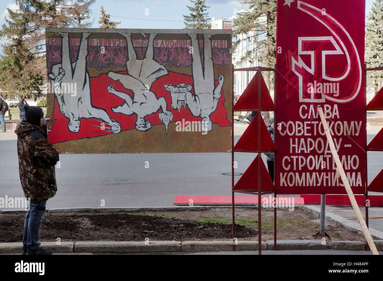 Un homme détient des affiches de l'époque soviétique dans le parc des expositions All-Russia VDNKh à Moscou, Russie Banque D'Images