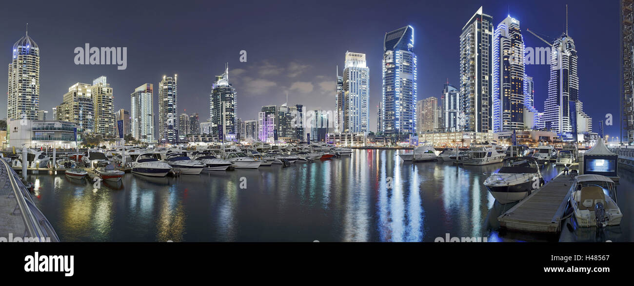 Haut moderne s'élève, la Marina de Dubaï par nuit, Dubaï, Émirats arabes unis, Banque D'Images