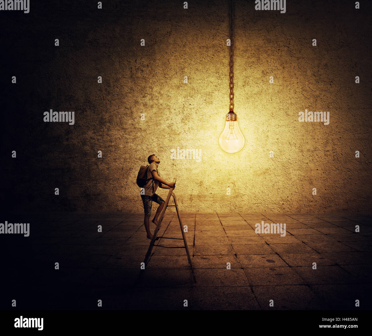 Jeune garçon avec un sac sur son dos, essayant de grimper sur une échelle à la recherche d'une ampoule électrique. Idée Concept de réalisation. Banque D'Images