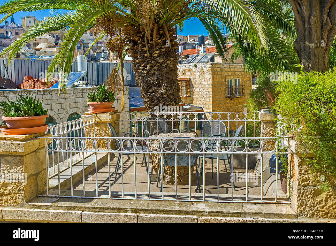 La terrasse panoramique en face de la ville toits est le meilleur endroit pour profiter de la bruyante quartier musulman à partir du haut, Jérusalem, Israël. Banque D'Images