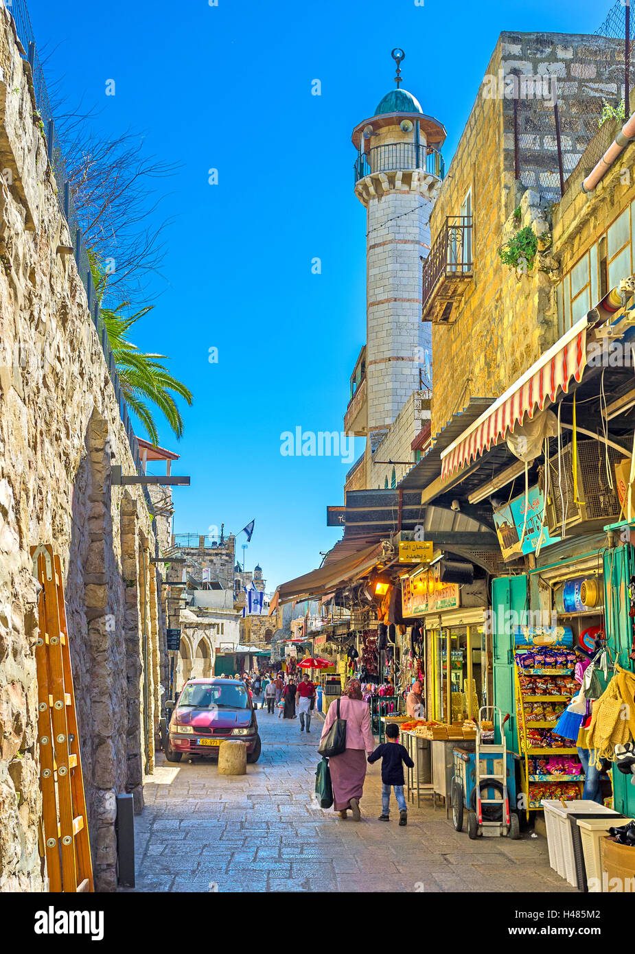 Le minaret blanc se lève sur le bazar dans le quartier musulman, à côté de la Porte de Damas, Jérusalem, Israël Banque D'Images