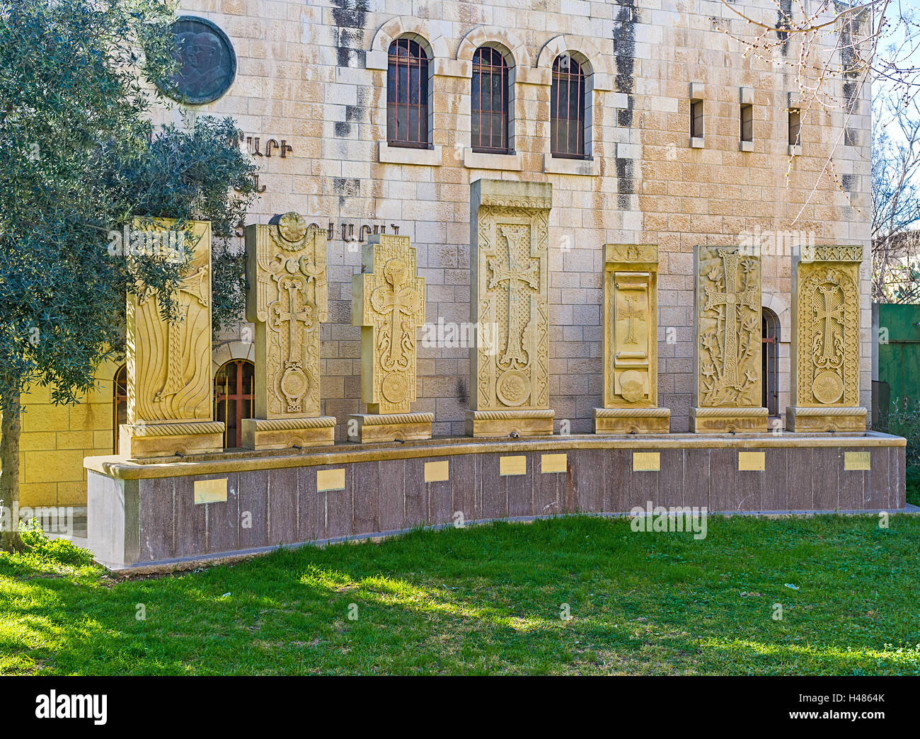 La Croix-Rouge arménienne-stones (khatchkars) en face du Patriarcat arménien's Seminary, Jérusalem, Israël Banque D'Images