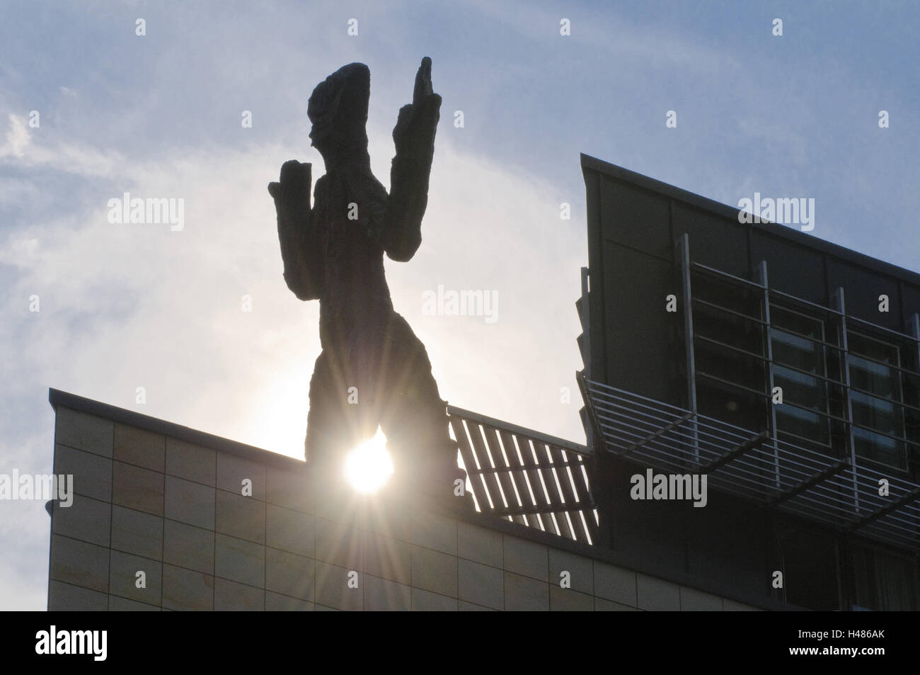 Sculpture de Penck sur le Artotel, soleil, lumière arrière, Dresde, Saxe, Allemagne, Banque D'Images