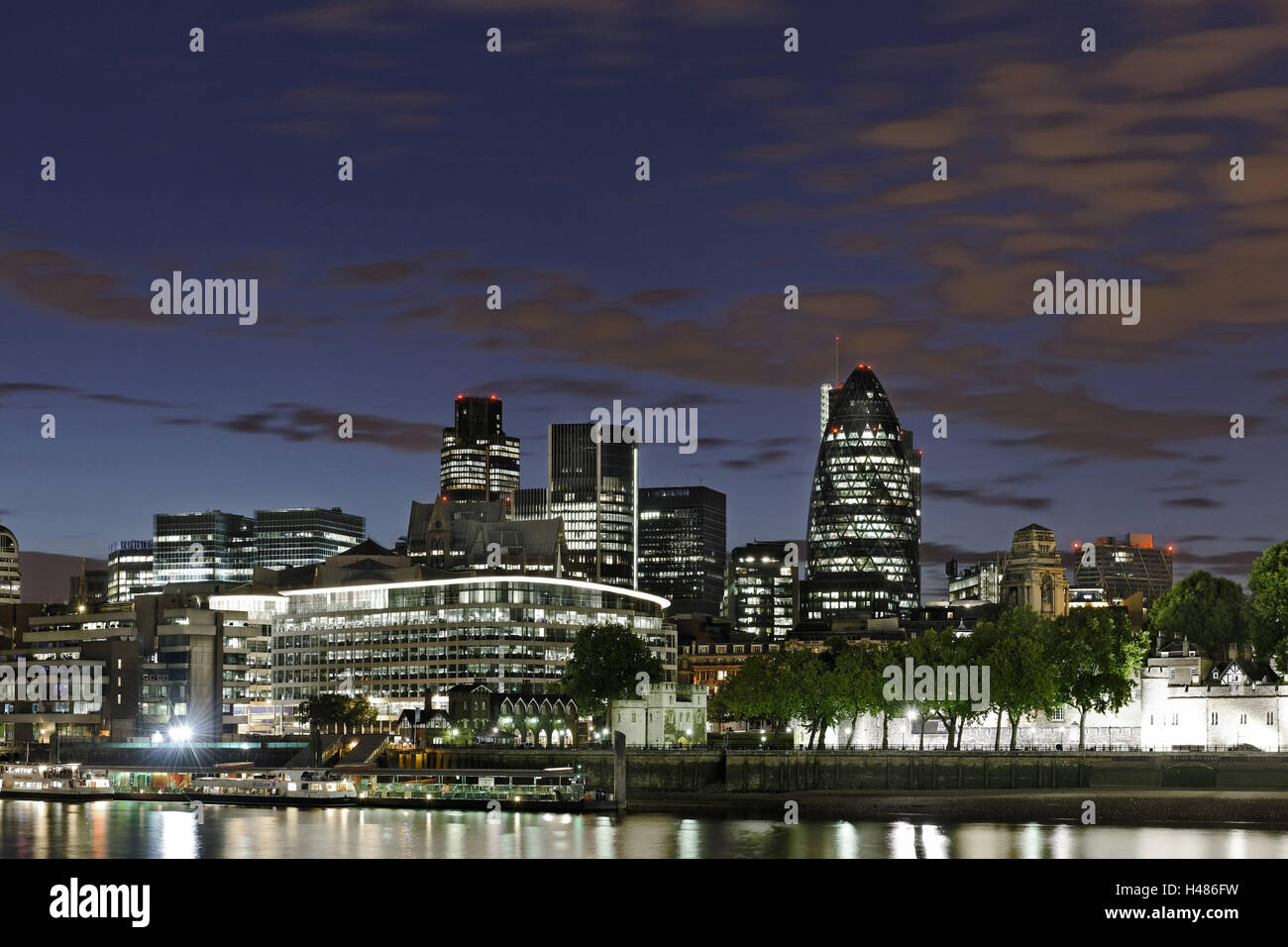 Les toits de la ville de Londres avec la Tamise, la tour Swiss Re, crépuscule, rive sud de la Tamise, London Bridge, London, England, UK, Banque D'Images