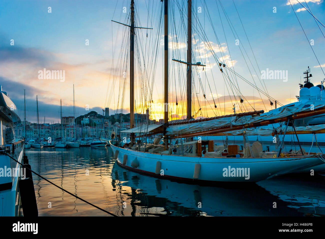 La vue panoramique sur les yachts amarrés dans le Vieux Port et le Château de la Castre en arrière-plan, Cannes, France. Banque D'Images