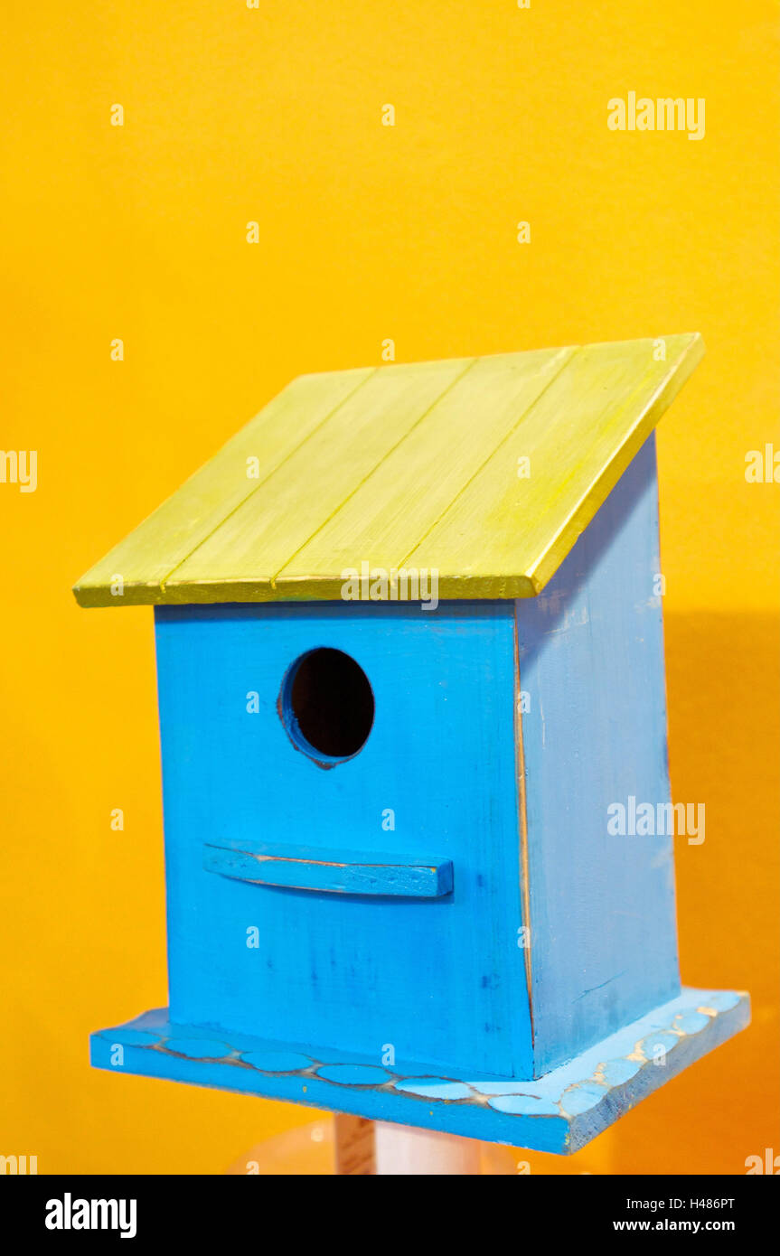 Maison d'oiseau en bleu, jaune Banque D'Images