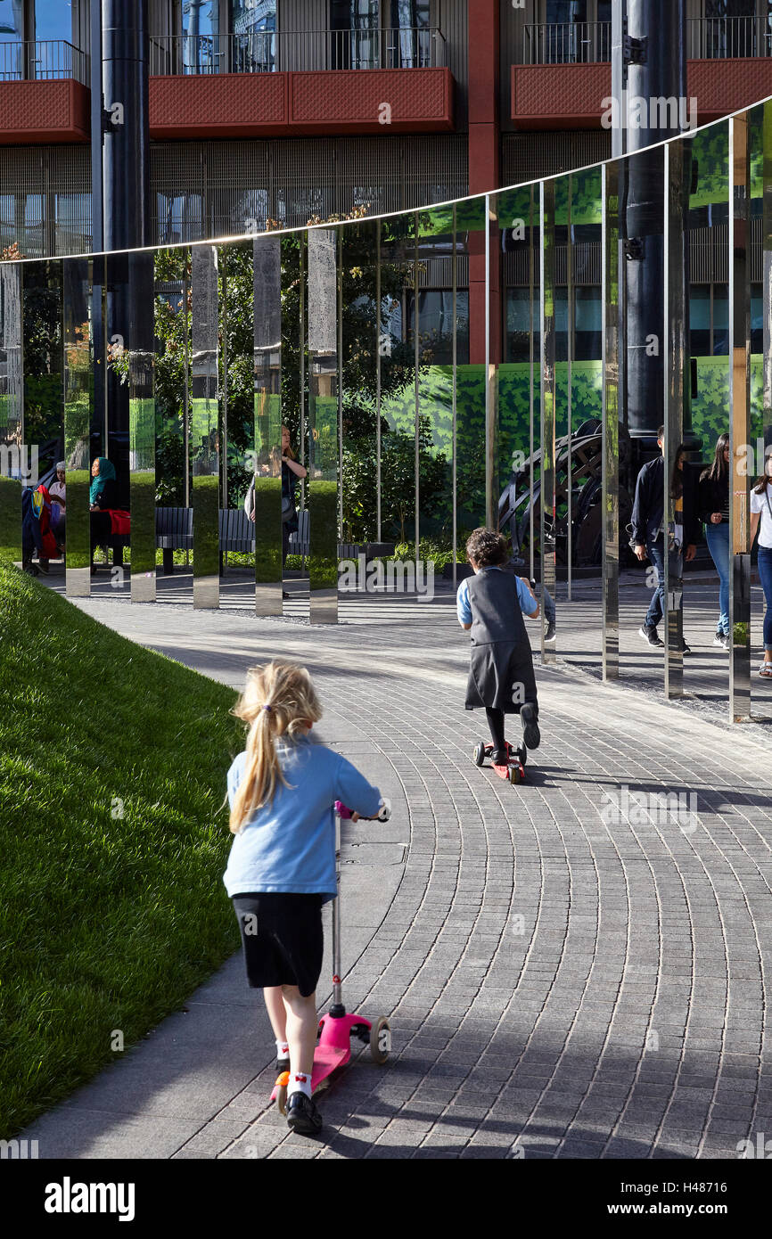 Des enfants jouent et l'intérieur de la courbe le long de scooting du parc. N° 8 Gasholder Park, Londres, Royaume-Uni. Architecte : Bell Banque D'Images