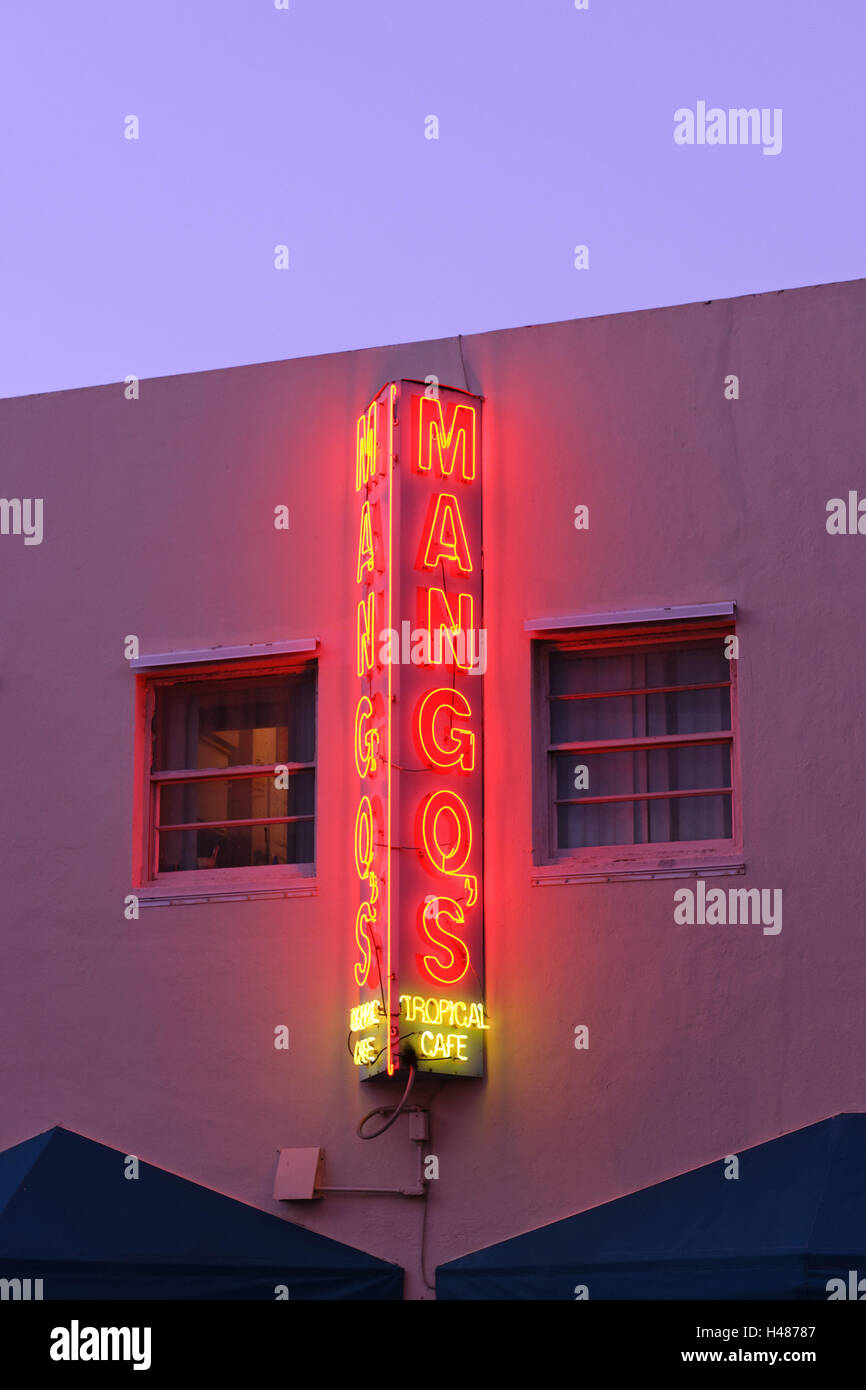 Publicité néon 'Mango's Tropical Bar', Collins Avenue, Miami South Beach, quartier Art déco, Florida, USA, Banque D'Images