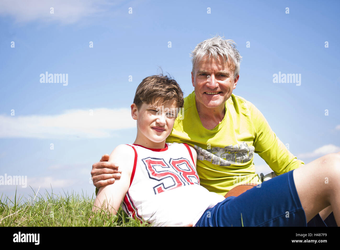 Père, Fils, côte à côte, voir l'appareil photo, soigneusement, personnes, garçon, homme, temps libre, sourire, reste au sérieux, l'éblouissement, pause, embrasser, côte à côte, Banque D'Images