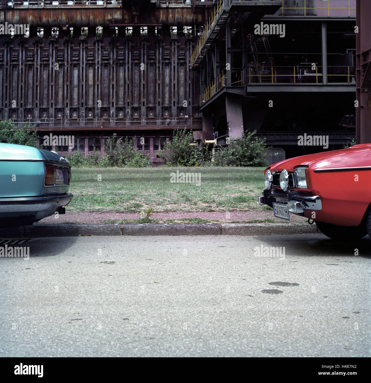 Vieille Ford Capri et BMW Série 7 en devant de l'union douanière, Banque D'Images