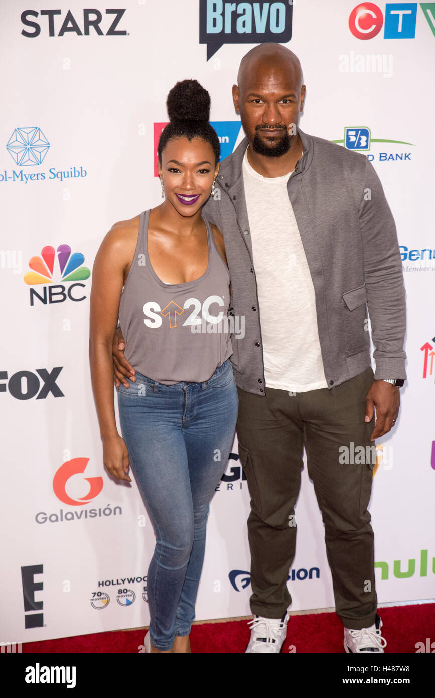 Sonequa Martin-Green avec mari fréquentant Stand Up to Cancer 2016 tapis rouge au Disney Hall , Los Angeles CA. Banque D'Images