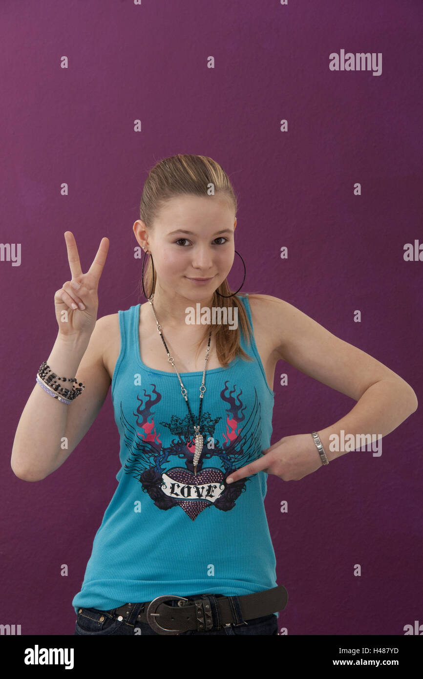 Les adolescents girl, la paix figure, shirt, 'Love logo', indiquer, Banque D'Images