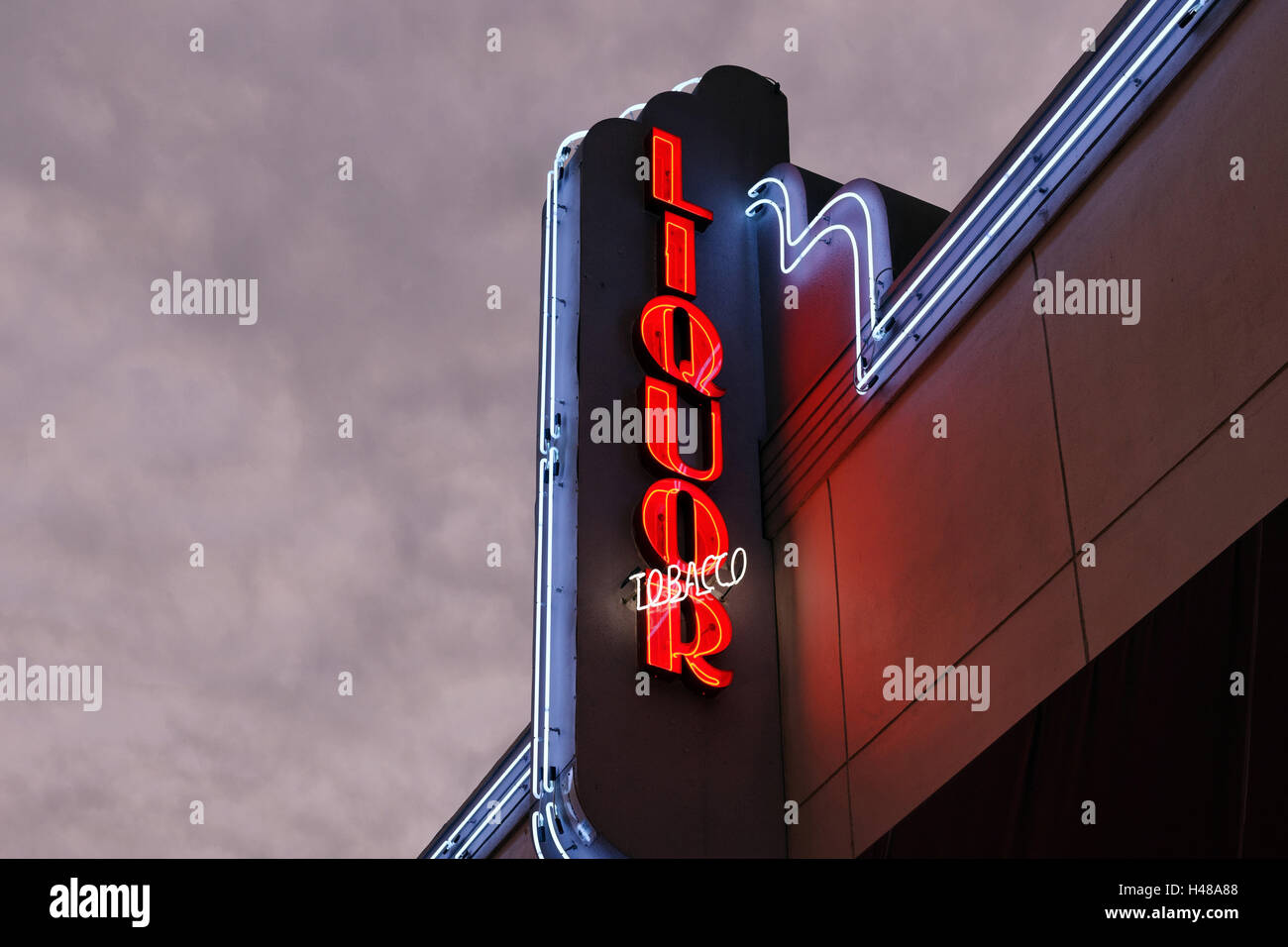 'Neon sign' d'alcool, de Collins Avenue, Miami South Beach, quartier Art déco, Florida, USA, Banque D'Images