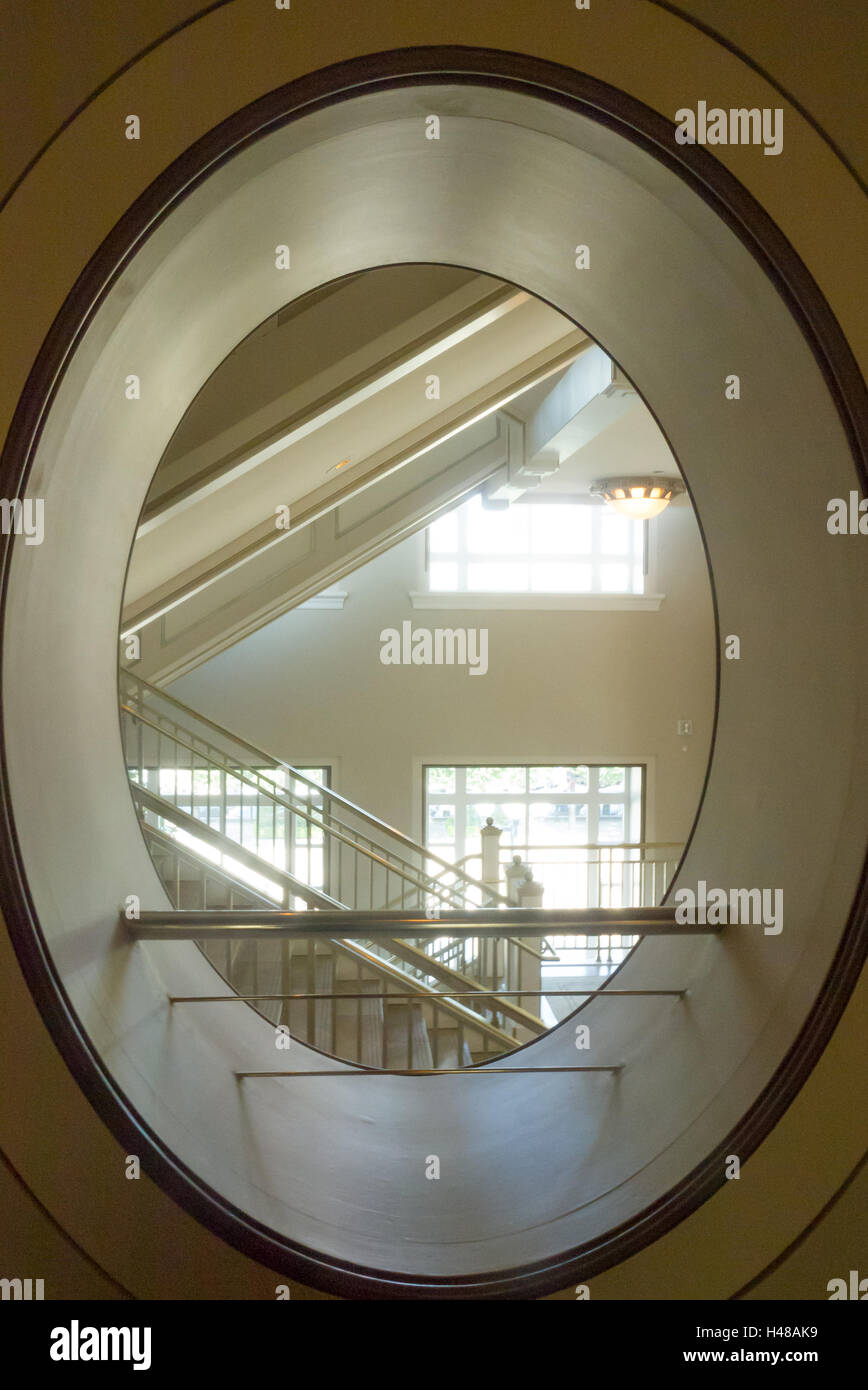 Fenêtre portail ovale avec des escaliers et des fenêtres à l'extérieur Banque D'Images
