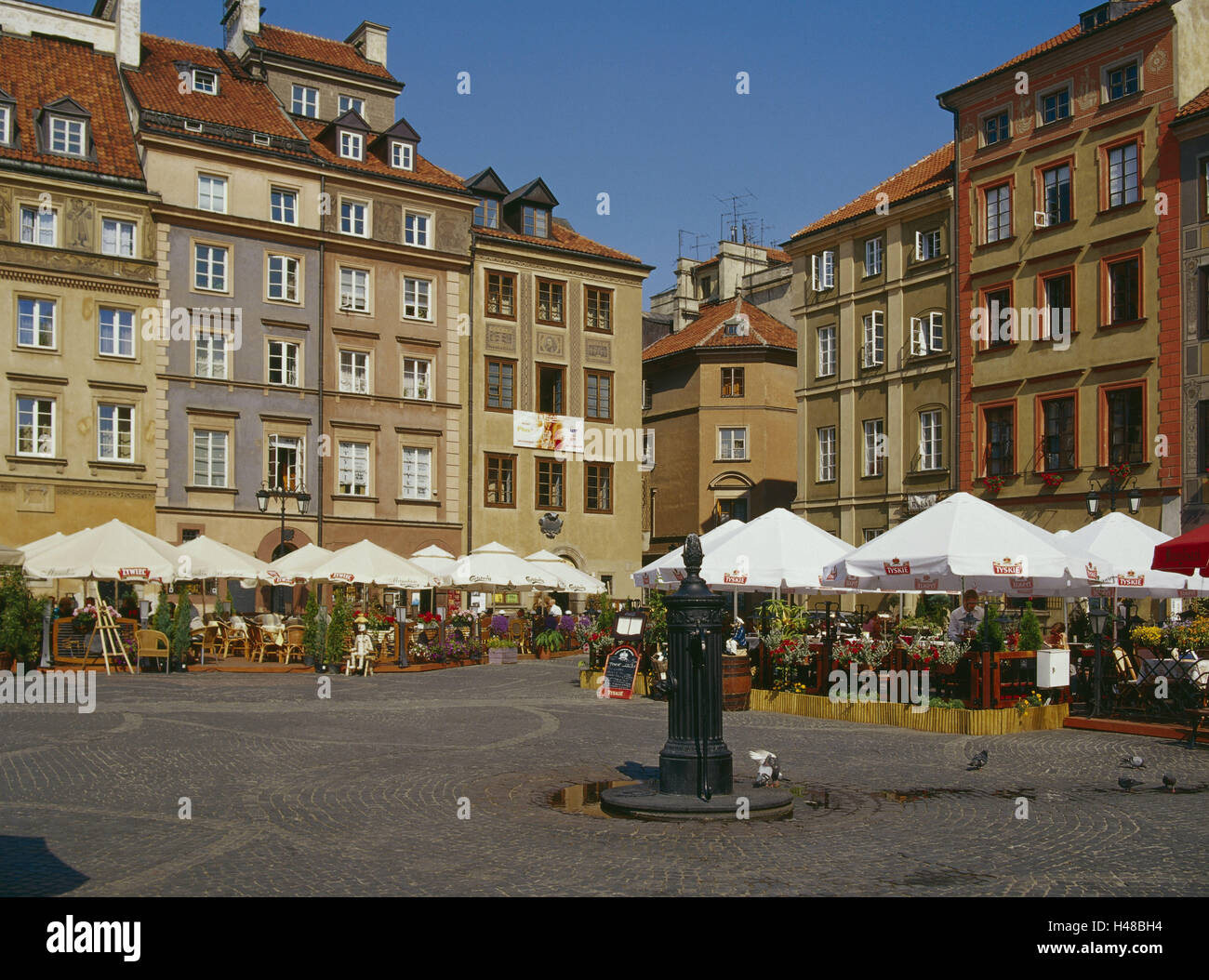 Pologne, Varsovie, Vieille Ville, Marché, cafés, puits, ville, capitale, partie ville, gastronomie, bar, espace, cafés, street bar, parasols, biergarten, personne, les clients, les touristes, le tourisme, l'architecture, les maisons, Pumpenschwengel, pompe manuelle, pompe à eau, Banque D'Images